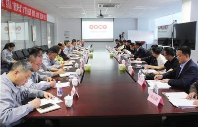 中國汽車工業(yè)協(xié)會副秘書長葉盛基一行蒞臨華晨專用車調(diào)研并指導(dǎo)廣告設(shè)計工作